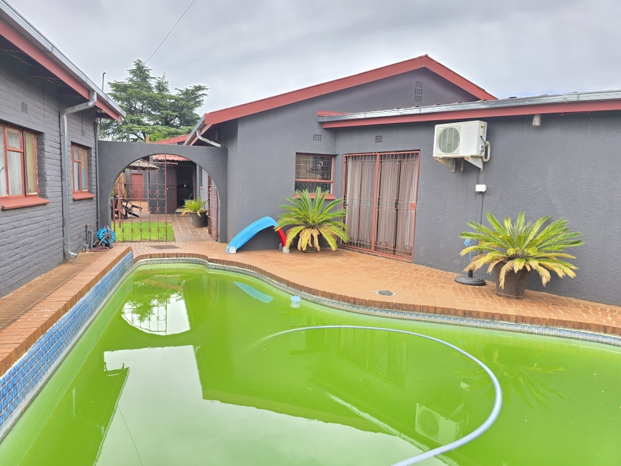 4 Bedroom Property for Sale in Oberholzer Gauteng