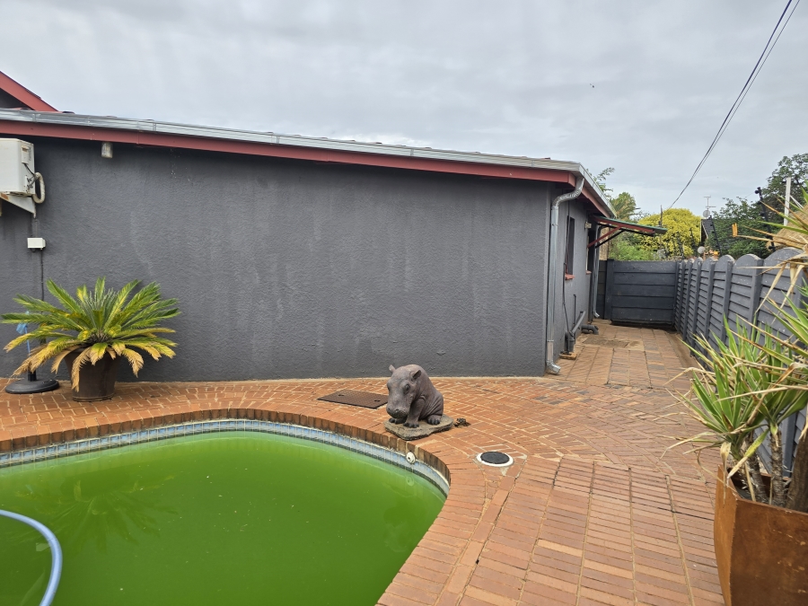 4 Bedroom Property for Sale in Oberholzer Gauteng