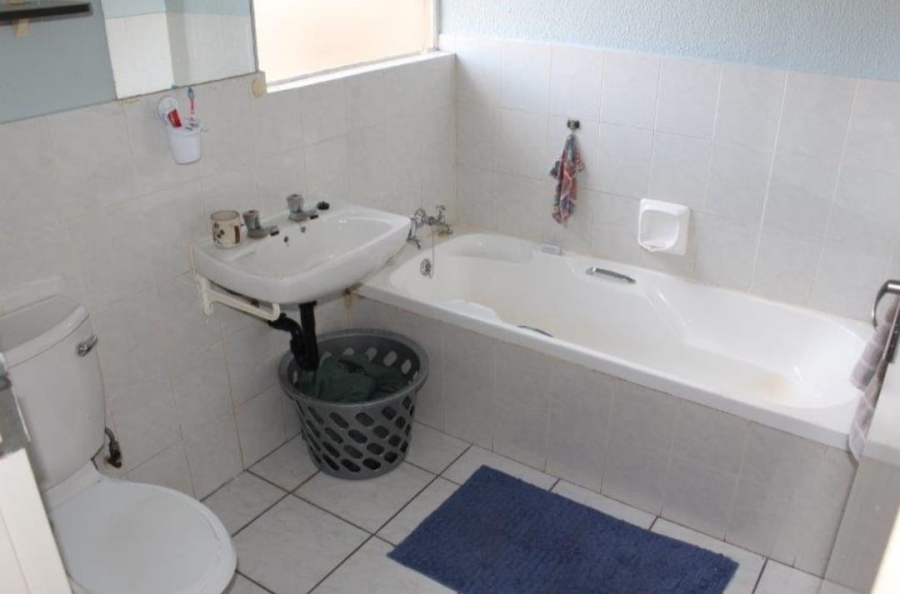 To Let 1 Bedroom Property for Rent in Bonaero Park Gauteng