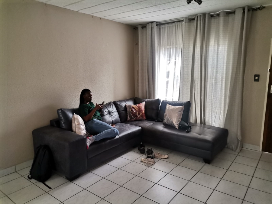 To Let 1 Bedroom Property for Rent in Bonaero Park Gauteng