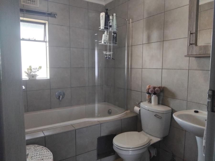 2 Bedroom Property for Sale in Heuweloord Gauteng