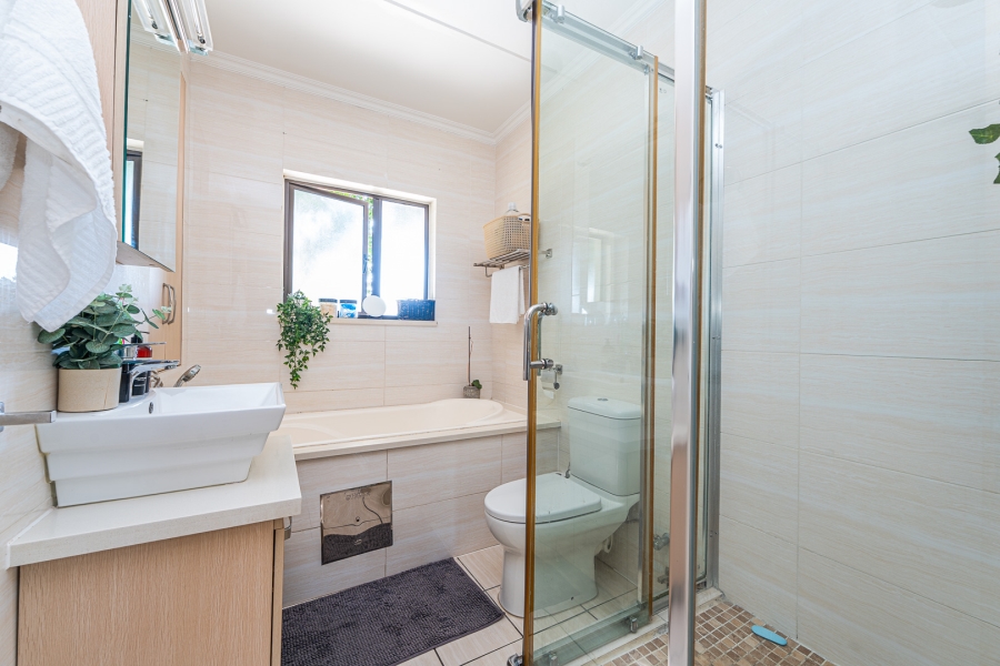 2 Bedroom Property for Sale in Broadacres Gauteng