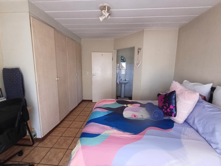2 Bedroom Property for Sale in Die Hoewes Gauteng