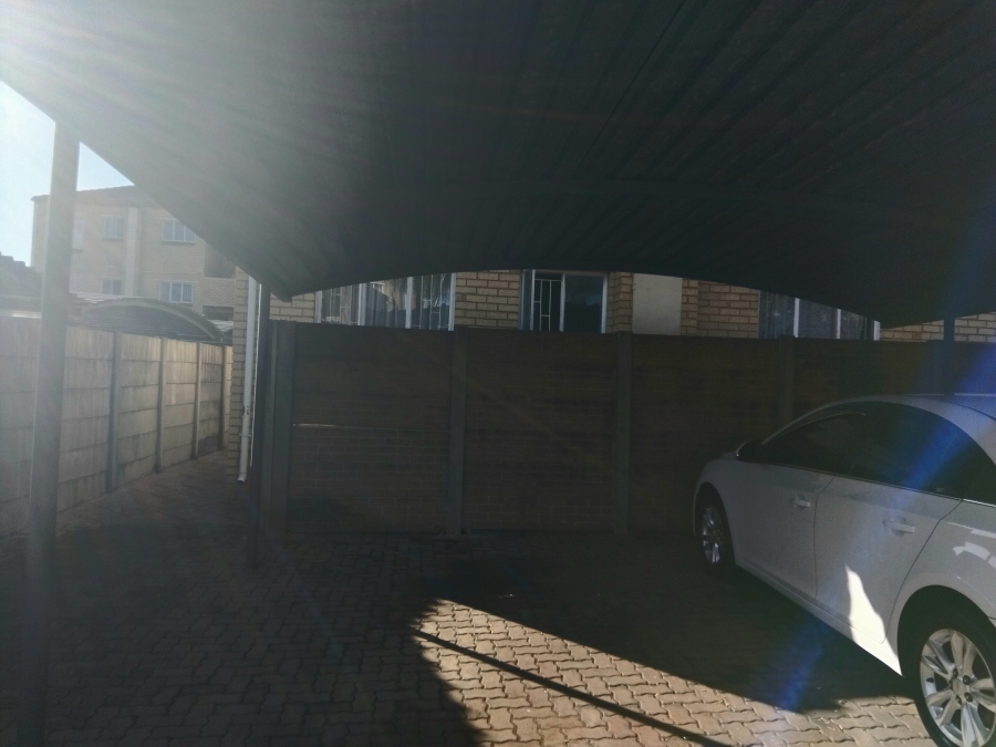 2 Bedroom Property for Sale in Die Hoewes Gauteng