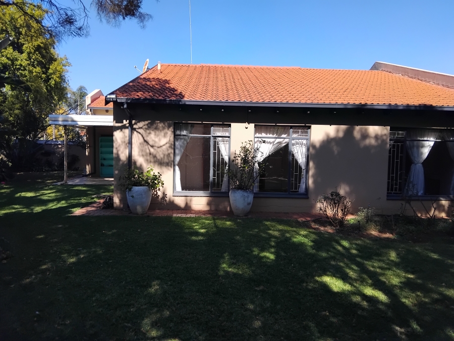 3 Bedroom Property for Sale in Die Hoewes Gauteng