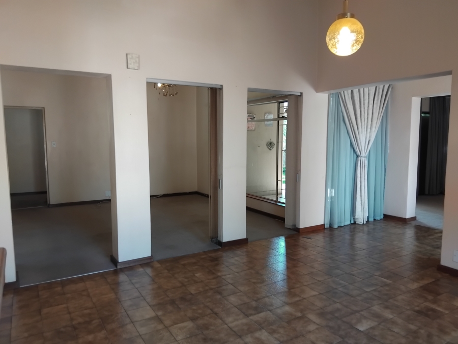 3 Bedroom Property for Sale in Die Hoewes Gauteng