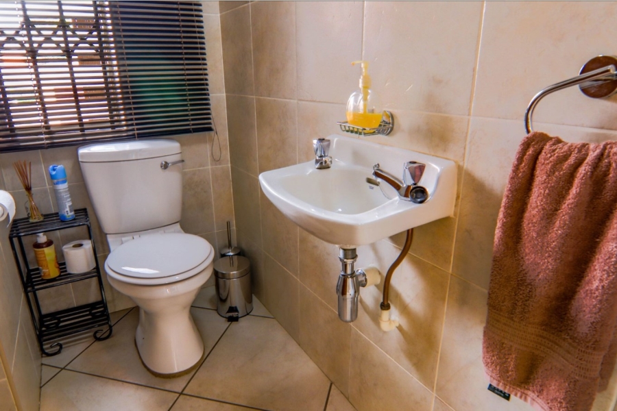 3 Bedroom Property for Sale in Die Hoewes Gauteng