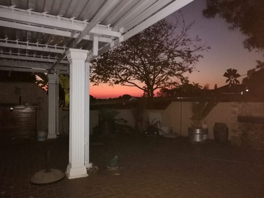 3 Bedroom Property for Sale in Die Hoewes Gauteng