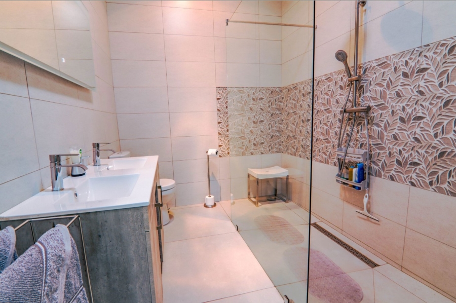 3 Bedroom Property for Sale in Die Hoewes Gauteng