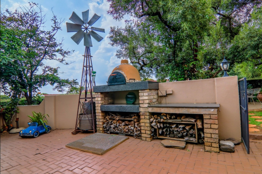 3 Bedroom Property for Sale in Die Hoewes Gauteng