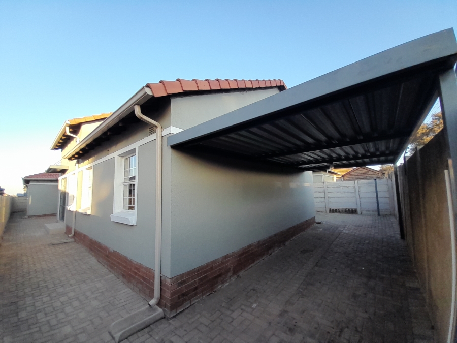 To Let 4 Bedroom Property for Rent in Andeon Gauteng