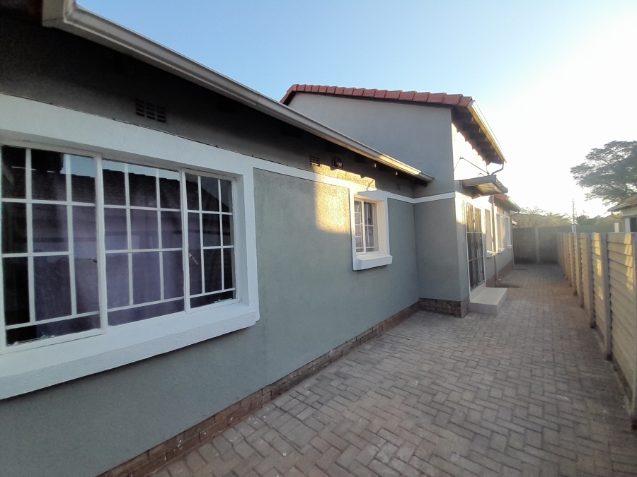 To Let 4 Bedroom Property for Rent in Andeon Gauteng