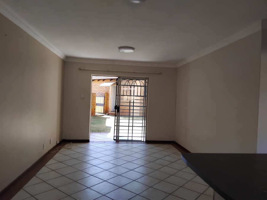 2 Bedroom Property for Sale in Die Hoewes Gauteng