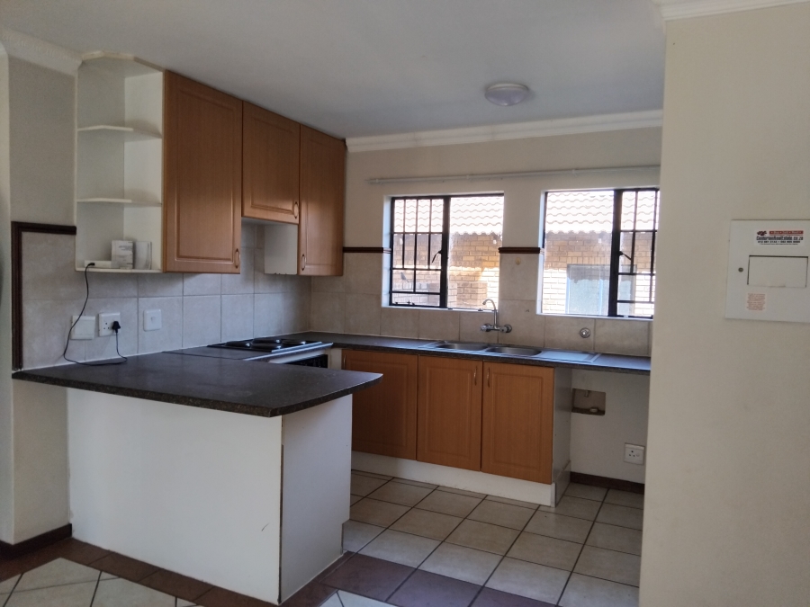 2 Bedroom Property for Sale in Die Hoewes Gauteng