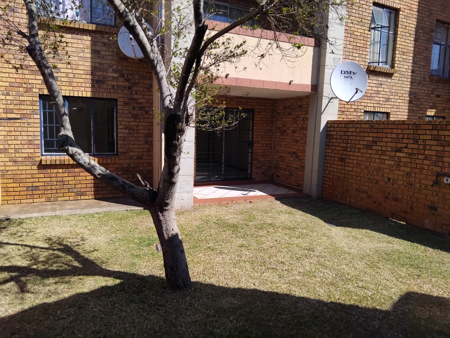 2 Bedroom Property for Sale in Die Hoewes Gauteng