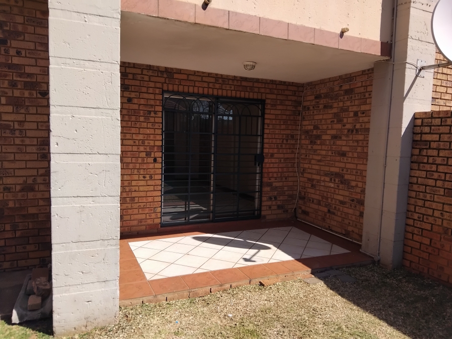 2 Bedroom Property for Sale in Die Hoewes Gauteng