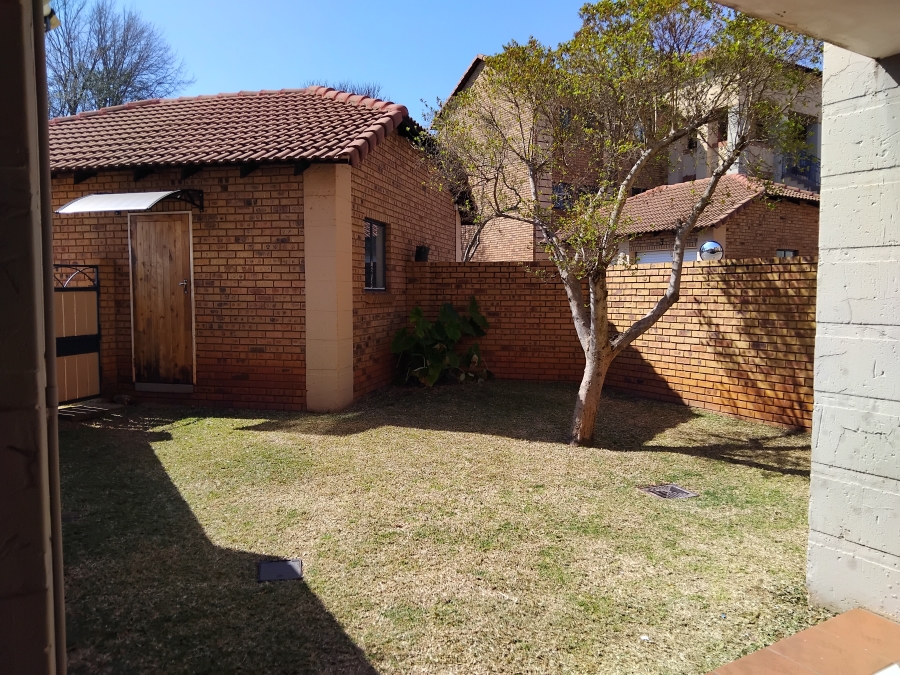 2 Bedroom Property for Sale in Die Hoewes Gauteng