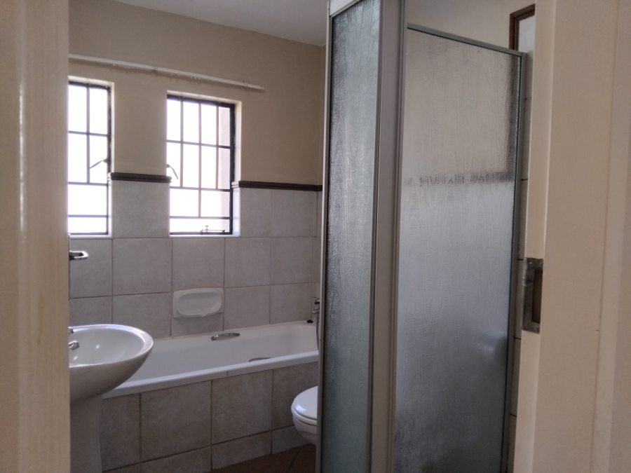 2 Bedroom Property for Sale in Die Hoewes Gauteng