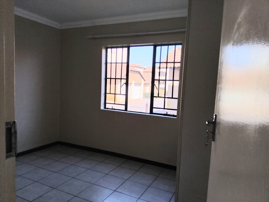 2 Bedroom Property for Sale in Die Hoewes Gauteng