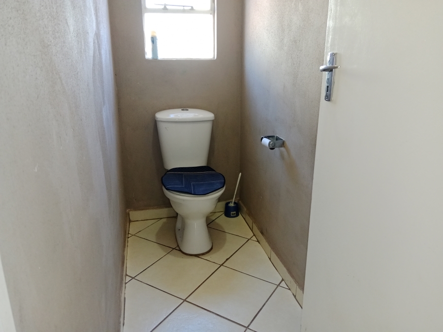 To Let 3 Bedroom Property for Rent in Glenway Estate Gauteng