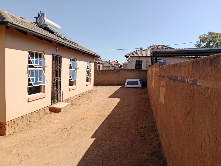To Let 3 Bedroom Property for Rent in Glenway Estate Gauteng