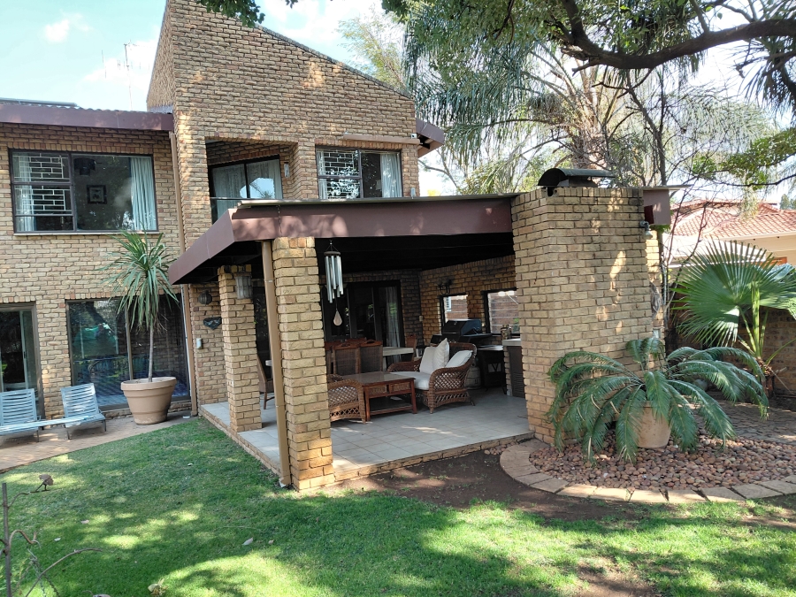 5 Bedroom Property for Sale in Lakefield Gauteng