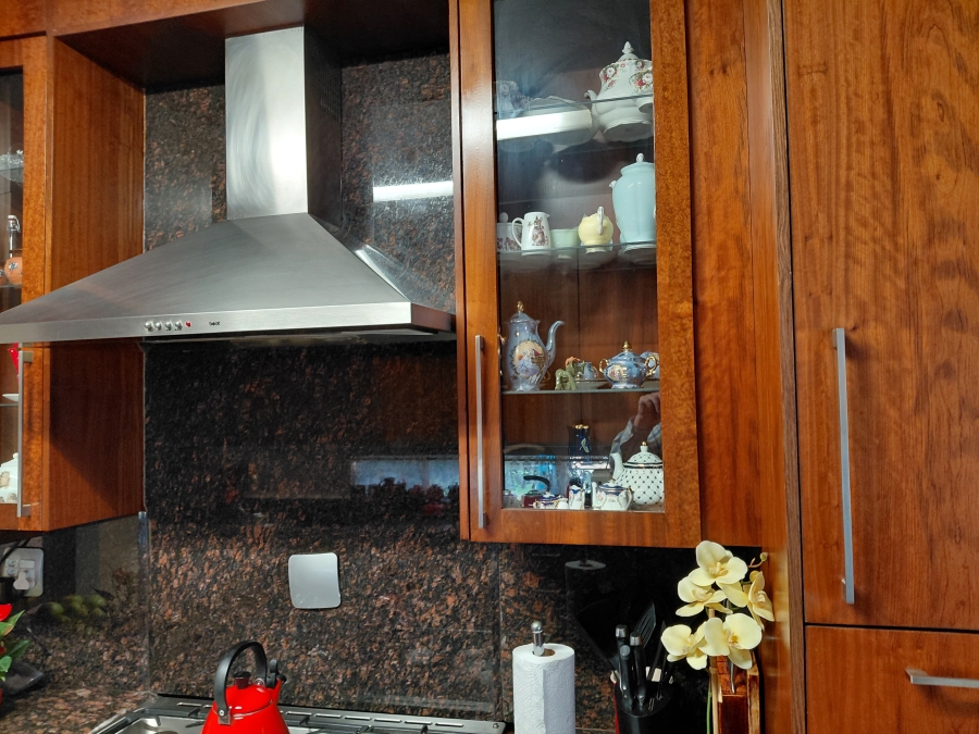 5 Bedroom Property for Sale in Lakefield Gauteng