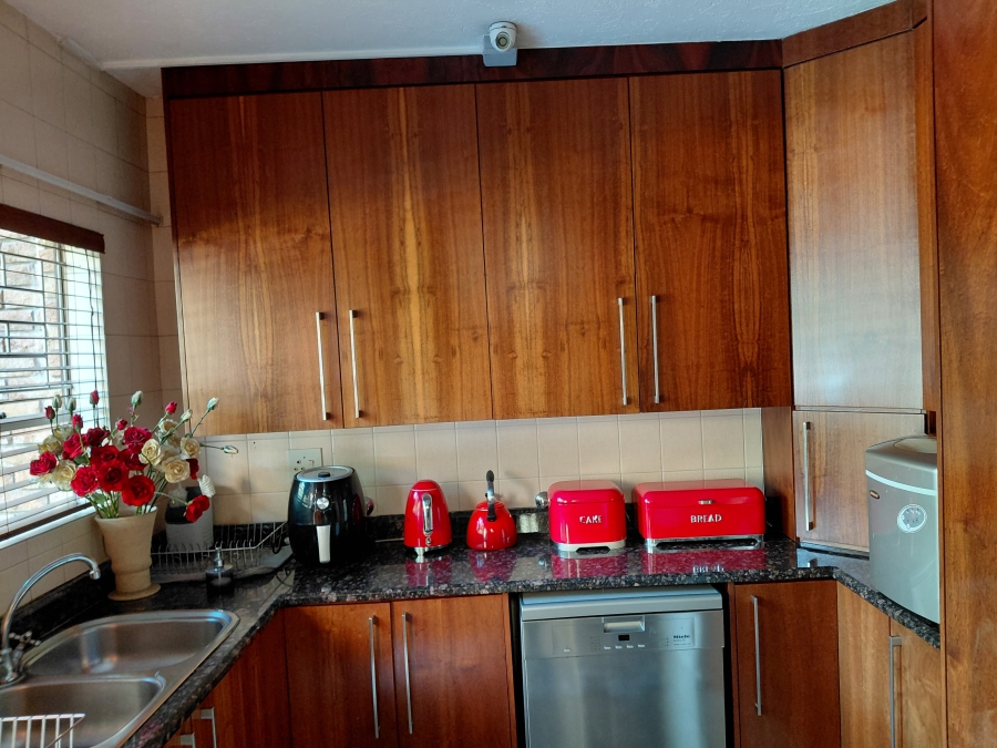 5 Bedroom Property for Sale in Lakefield Gauteng