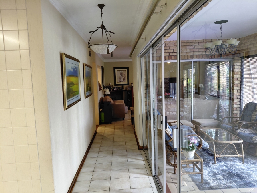 5 Bedroom Property for Sale in Lakefield Gauteng