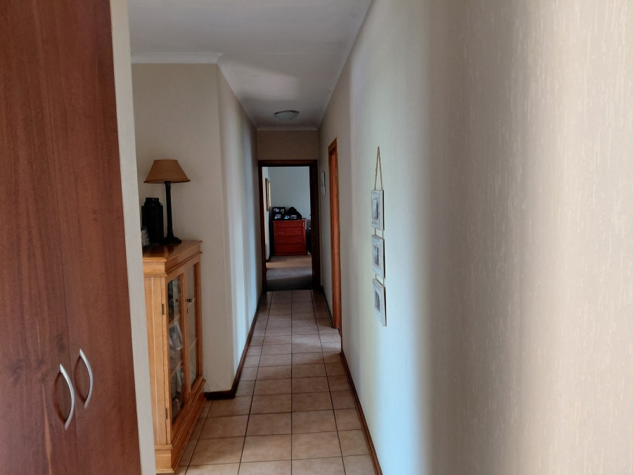 5 Bedroom Property for Sale in Lakefield Gauteng