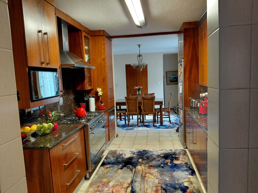 5 Bedroom Property for Sale in Lakefield Gauteng