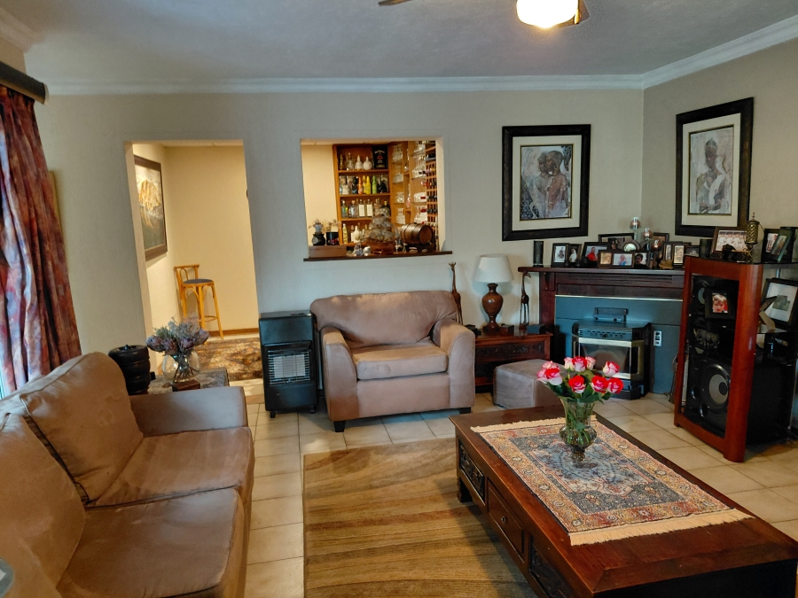 5 Bedroom Property for Sale in Lakefield Gauteng