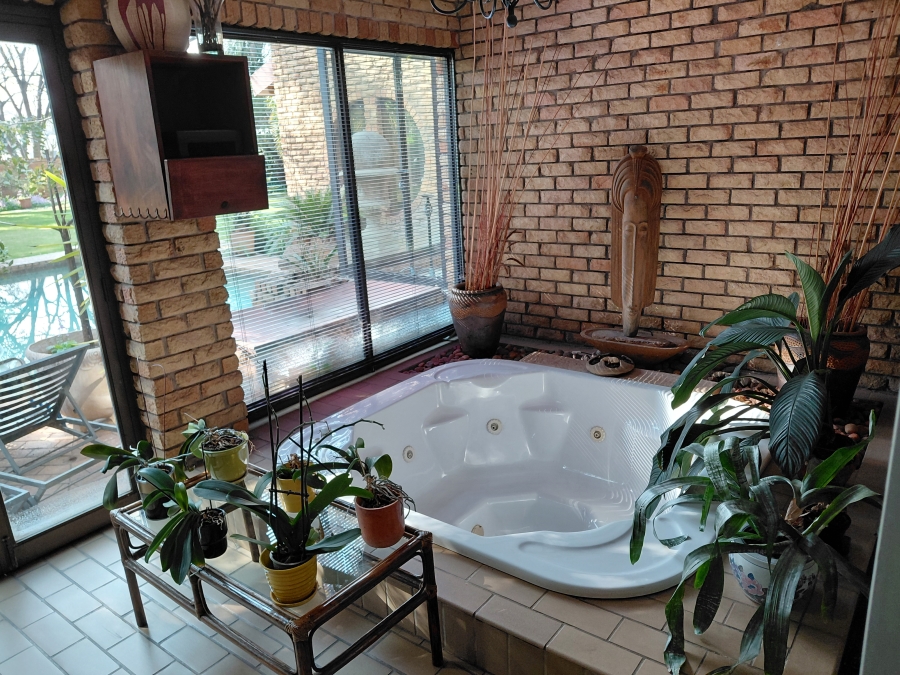 5 Bedroom Property for Sale in Lakefield Gauteng