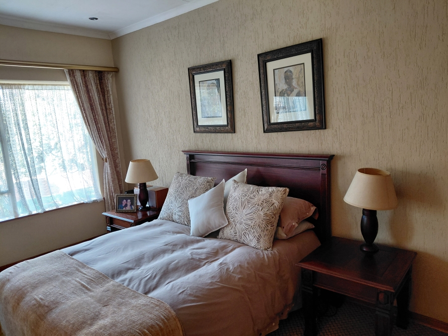5 Bedroom Property for Sale in Lakefield Gauteng