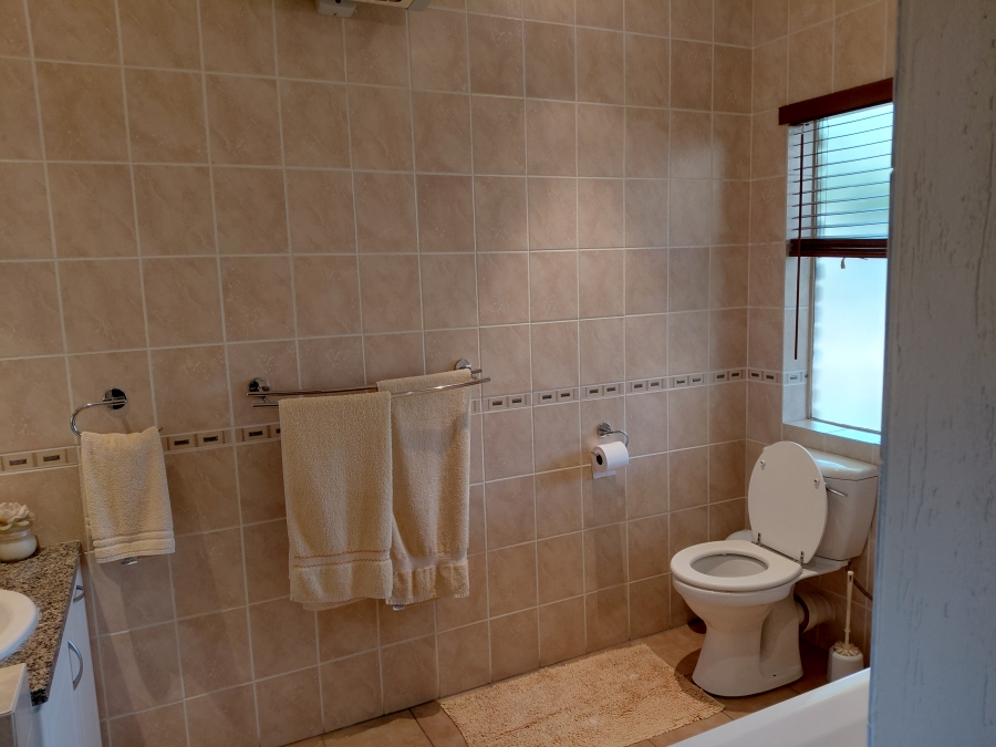 5 Bedroom Property for Sale in Lakefield Gauteng
