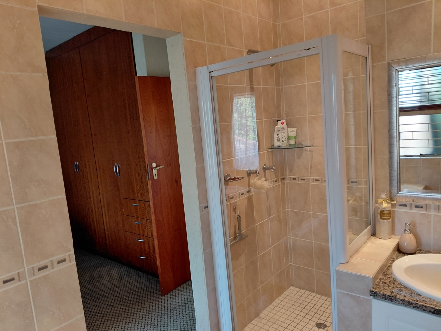 5 Bedroom Property for Sale in Lakefield Gauteng