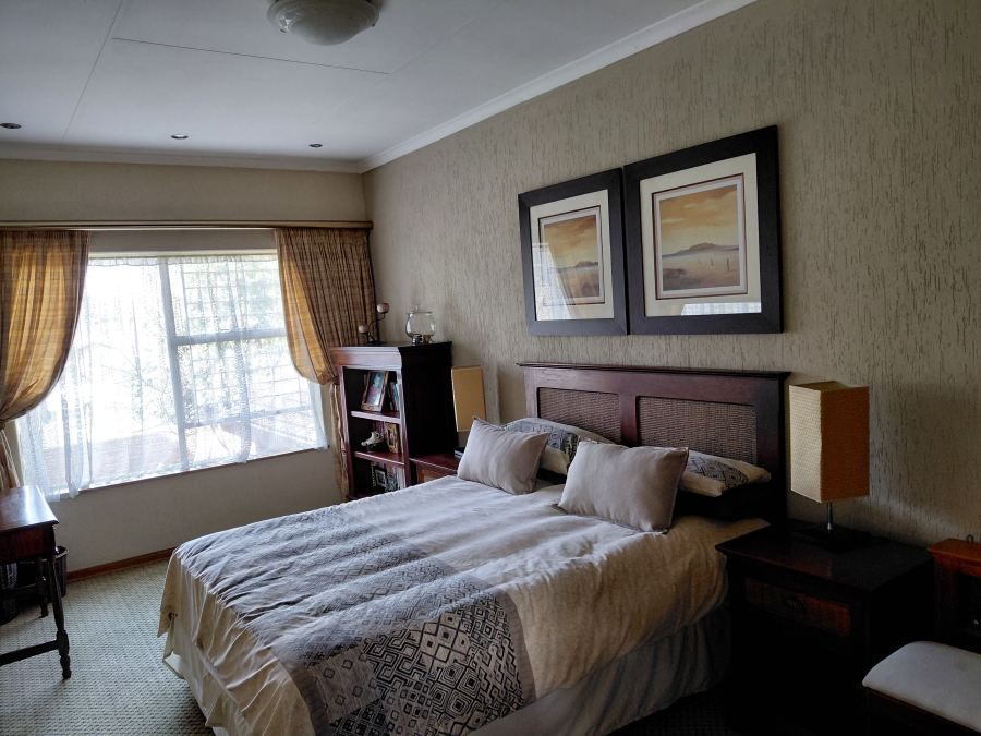 5 Bedroom Property for Sale in Lakefield Gauteng