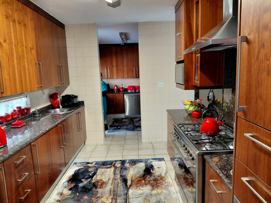 5 Bedroom Property for Sale in Lakefield Gauteng