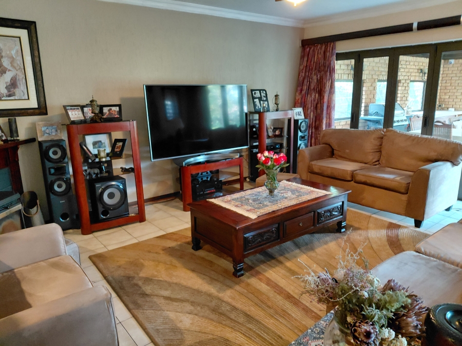 5 Bedroom Property for Sale in Lakefield Gauteng