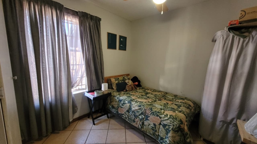 2 Bedroom Property for Sale in Die Hoewes Gauteng