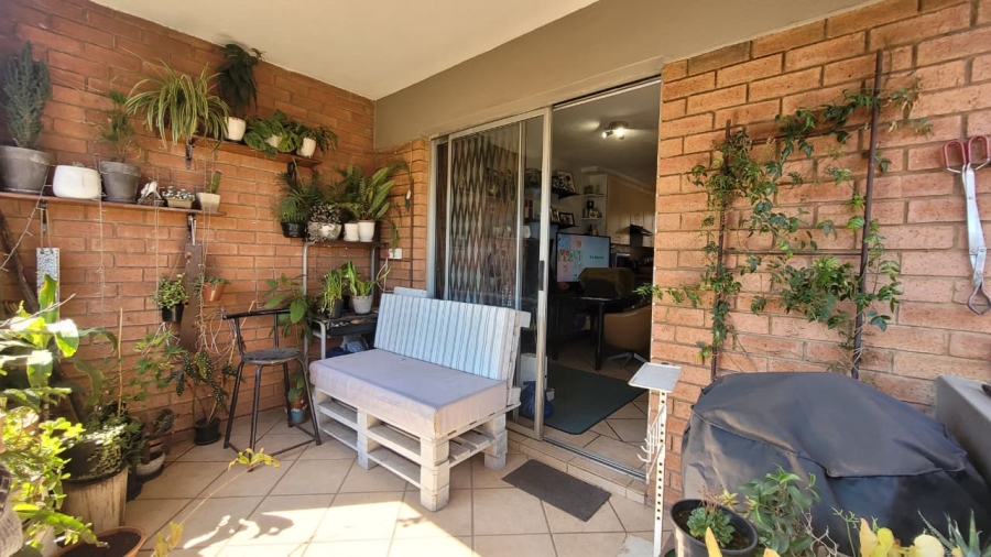 2 Bedroom Property for Sale in Die Hoewes Gauteng