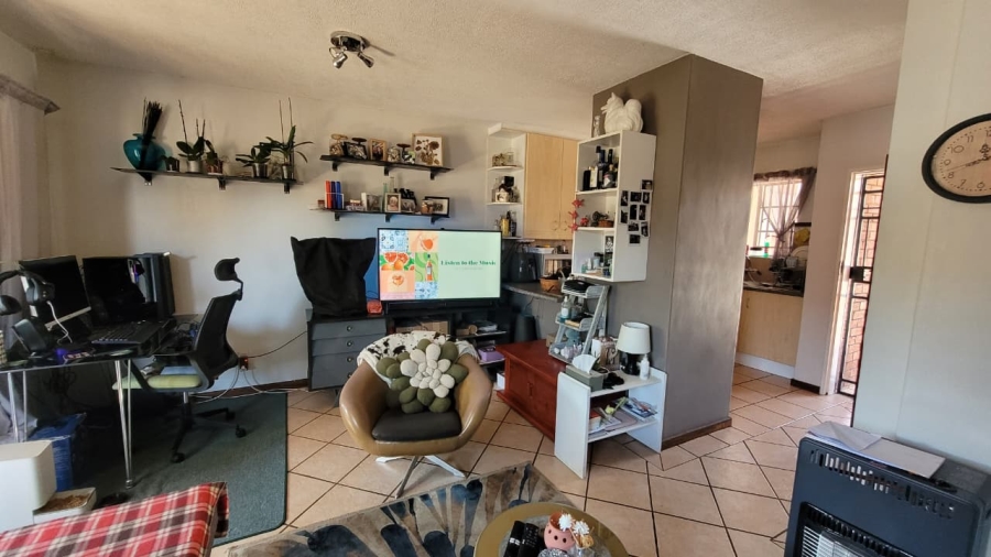 2 Bedroom Property for Sale in Die Hoewes Gauteng