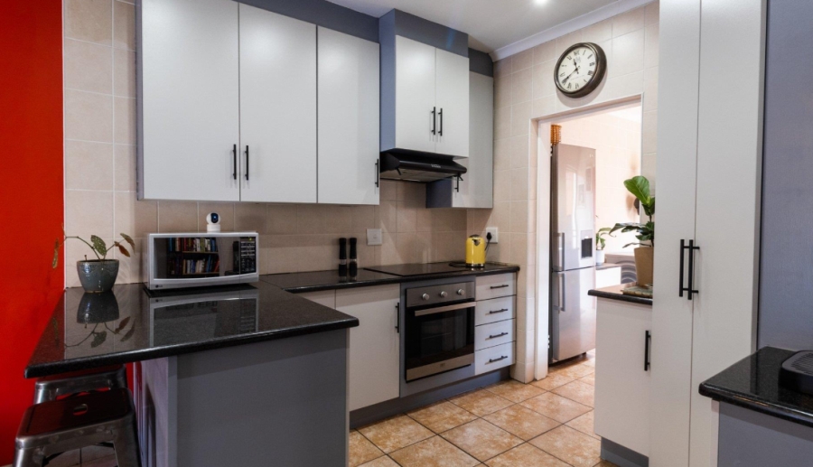 2 Bedroom Property for Sale in Rooihuiskraal North Gauteng