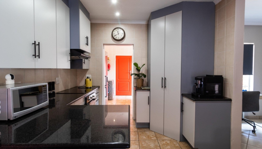 2 Bedroom Property for Sale in Rooihuiskraal North Gauteng