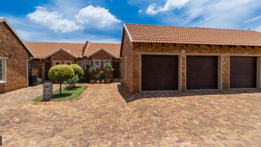 2 Bedroom Property for Sale in Rooihuiskraal North Gauteng