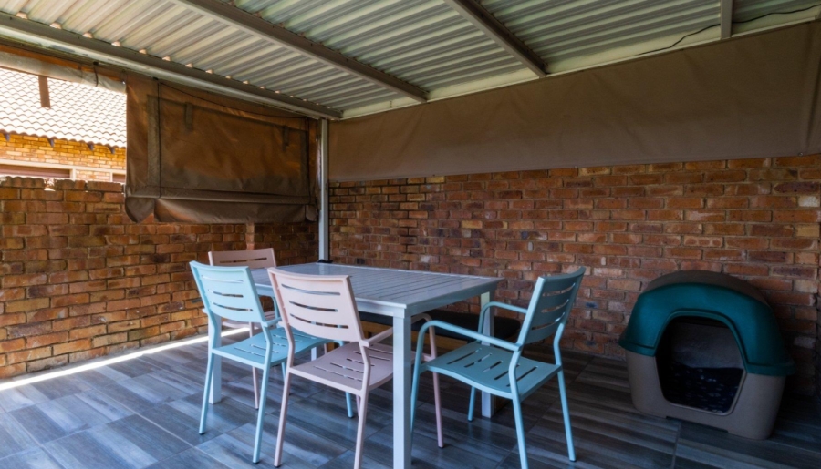 2 Bedroom Property for Sale in Rooihuiskraal North Gauteng