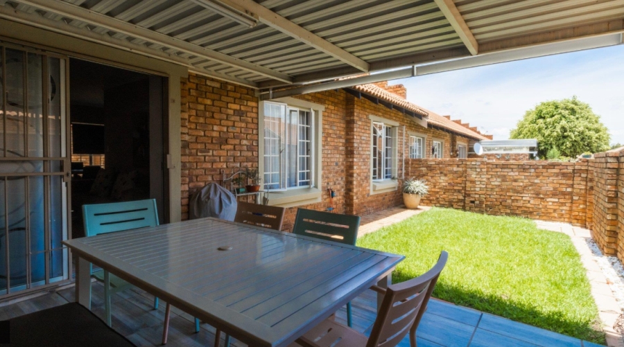 2 Bedroom Property for Sale in Rooihuiskraal North Gauteng