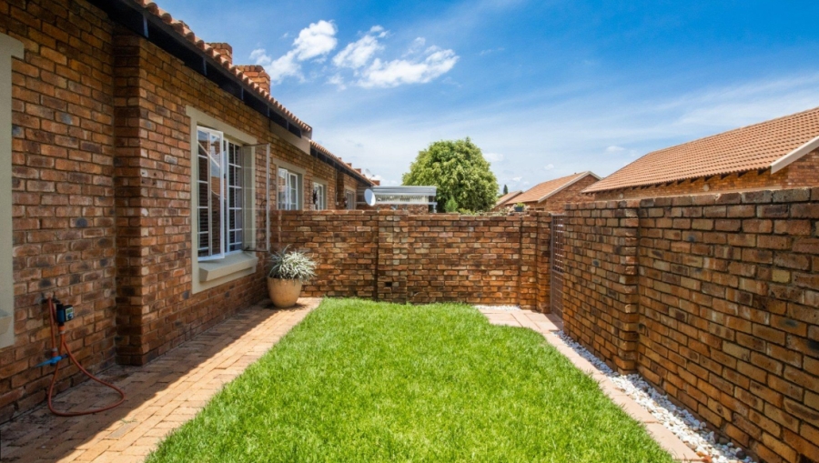 2 Bedroom Property for Sale in Rooihuiskraal North Gauteng