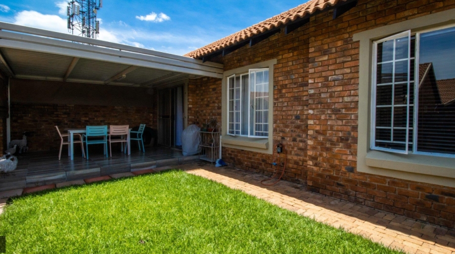 2 Bedroom Property for Sale in Rooihuiskraal North Gauteng