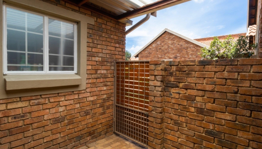 2 Bedroom Property for Sale in Rooihuiskraal North Gauteng